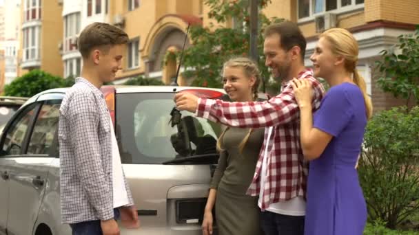 Parents Gifting Keys New Auto Loving Teenage Son Perfect Present — Stock Video