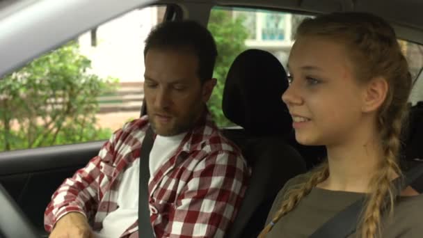 Заботливый Отец Учит Молодую Дочь Водить Автомобиль Новую Школу Вождения — стоковое видео