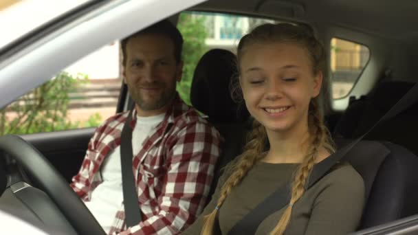 Mulher Feliz Sorrindo Para Câmera Sentado Carro Com Instrutor Escola — Vídeo de Stock