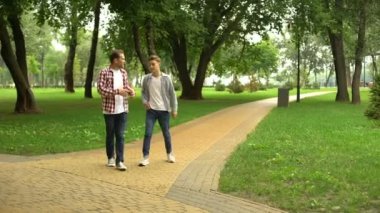 Baba ile oğlu onun yaşam deneyimi ve ipuçları paylaşımı Park, yürüyüş onun 40s