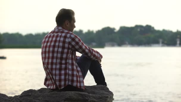 Depressief Volwassen Mannetje Zittend Riverside Denken Echtscheiding Eenzaamheid — Stockvideo