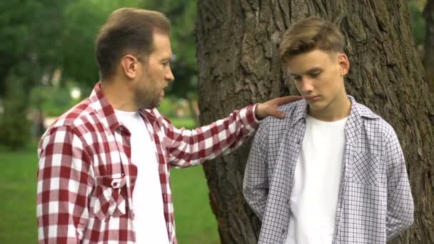 Cuidar Pai Apoiando Seu Filho Adolescente Deprimido Que Sofre Bullying — Vídeo de Stock