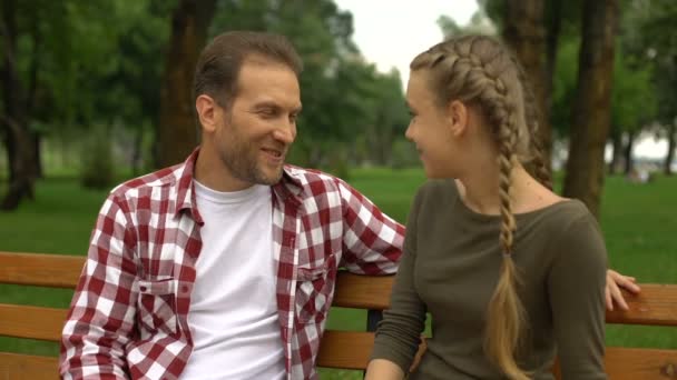 Mooie Tiener Dochter Whispering Geheimen Aan Vader Ontspannen Bankje Park — Stockvideo