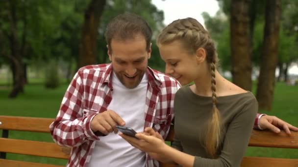 Linda Hija Adolescente Mostrando Divertido Video Teléfono Celular Padre Relajarse — Vídeos de Stock