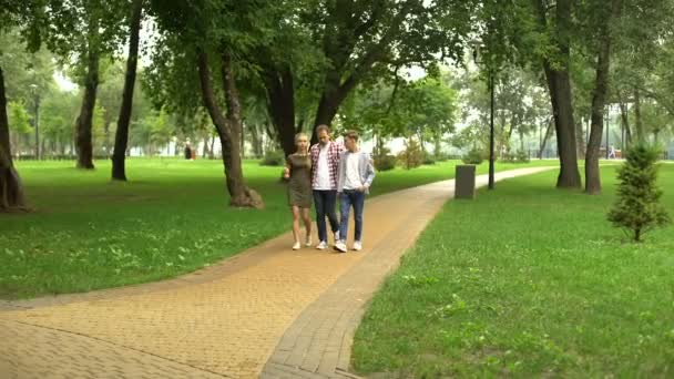 Fürsorglicher Vater Geht Mit Teenagerkindern Park Spazieren Familienwochenende Freien — Stockvideo