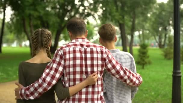 Père Adulte Marchant Avec Fille Son Fils Dans Parc Embrassant — Video