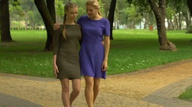 Anne ve kızı kampüste yürüyüş ve eğitim için geleceğe yönelik planlar tartışıyor