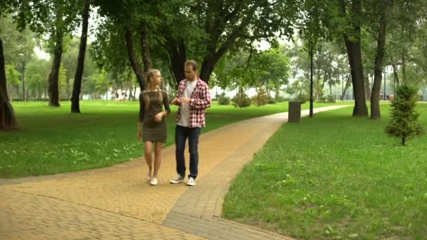 Padre Adulto Caminando Con Amorosa Hija Adolescente Parque Compartiendo Experiencia — Vídeo de stock