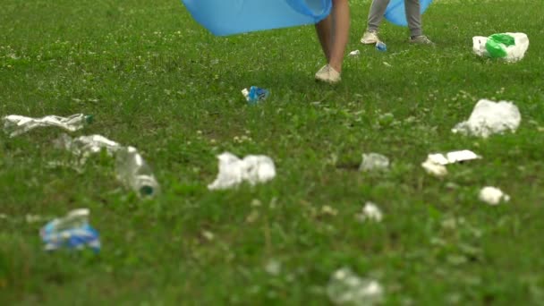 人们在塑料袋中捡垃圾 废物处理问题 回收利用 — 图库视频影像