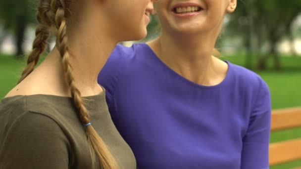 Dotter Aktier Hemligheten Med Kärleksfull Mamma Förtroendebaserat Varma Relationer Familjen — Stockvideo