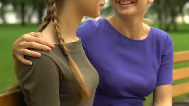 Mutter Und Tochter Diskutieren Lustige Momente Und Lachen Familienfreundschaft — Stockvideo