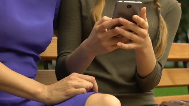 Vrolijke Mama Meisje Kijken Naar Foto Gadget Met Interessante Online — Stockvideo