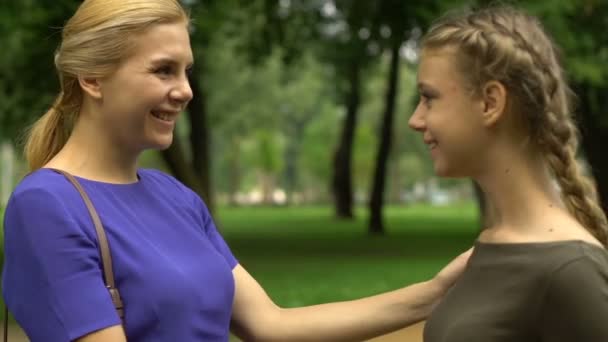 Orgulhoso Mãe Abraçando Filha Após Testes Bem Sucedidos Entrar Universidade — Vídeo de Stock