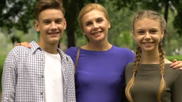 Família Feliz Mostrando Polegares Para Cima Mãe Enviando Adolescentes Para — Vídeo de Stock