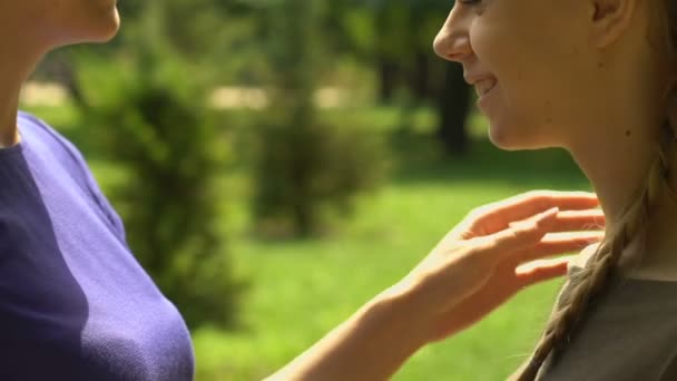 Anne Genç Kızı Aile Birleşimi Uzun Zamandır Beklenen Sürtüyor Ilişkiler — Stok video