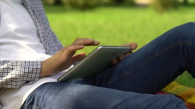 Erkek freelancer tablet yaz Park, araştırıcı iş online öğrenci çalışma