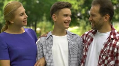 Neşeli anne ve oğlu kameraya, başarılı aile terapisi sonucu gülümseyen