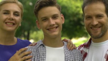 Neşeli aile gösteren Yaşasın, sağlık ve hayat sigortası politikası gülümseyen