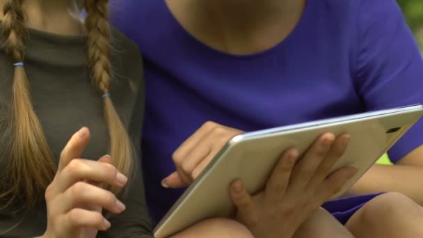 女儿在现代平板电脑上展示母亲的移动应用程序 在网上购物 — 图库视频影像