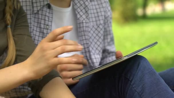 Amigos Jogando Jogo Computador Tablet Parque Tempo Lazer Com Aplicativo — Vídeo de Stock