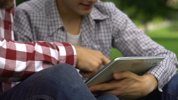 Homens Vendo Sites Tablet Juntos Planejando Discutindo Compra — Vídeo de Stock