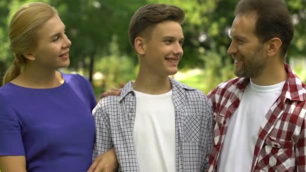Freudige Eltern Und Sohn Lächeln Die Kamera Ergebnis Erfolgreicher Familientherapie — Stockvideo