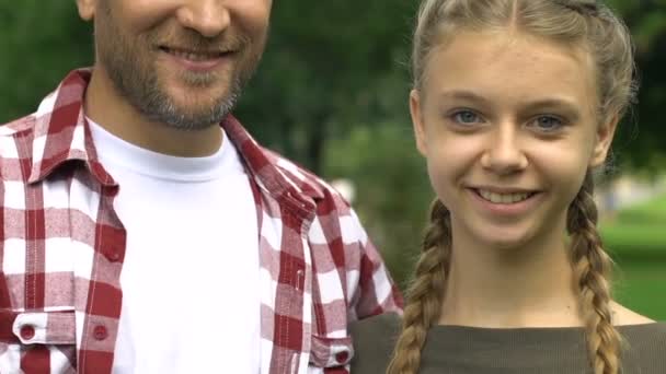 Ensamstående Far Och Dotter Leende Och Visar Tummen Upp Lycklig — Stockvideo