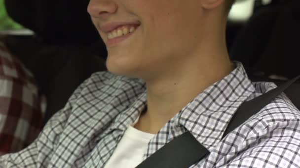 幸せな若い男運転の新しい車 自動車保険 クローズ アップの笑顔で興奮 — ストック動画
