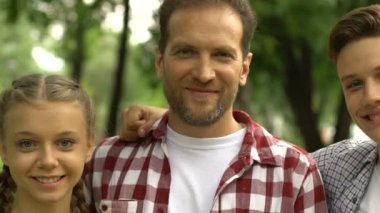 Diş hekimi ziyaret ettikten sonra gülümseyerek ve gösterilen sağlıklı oğlu baba yaşasın