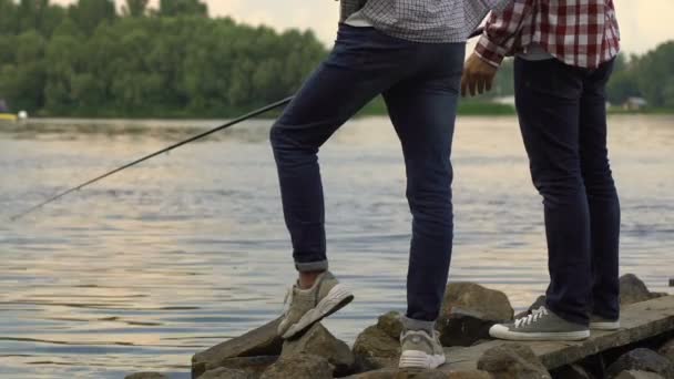 Двоє Друзів Рибалять Щоб Втекти Від Стресового Міського Життя Спільних — стокове відео