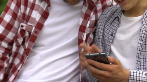 Дорослий Чоловік Син Сміються Над Смішним Відео Смартфоні Весело Мобільним — стокове відео