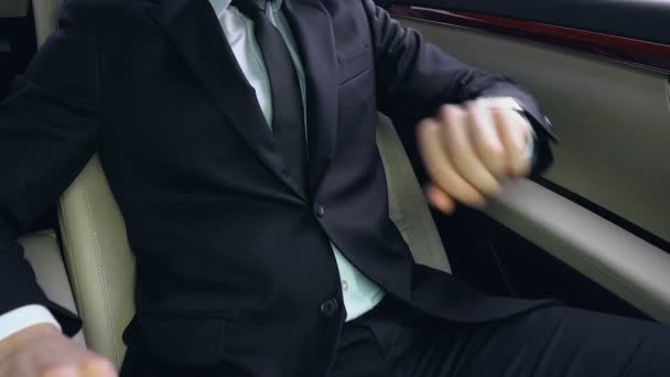 Biznesmen Siedząc Tylnym Siedzeniu Samochodu Patrząc Zegarek Zatrzymany Ruchu — Wideo stockowe