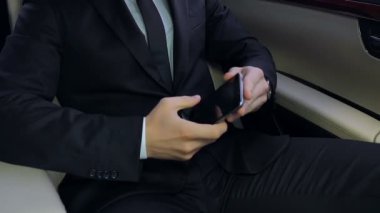 Telefon tutarak, arabada oturan ve diz üstü yumruk vurarak tahriş işadamı