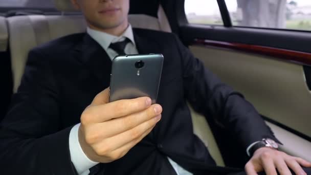 Teknolojileri Araba Arka Koltukta Otururken Smartphone Kullanarak Takım Elbiseli Genç — Stok video