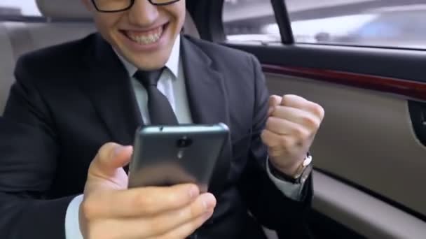 Hombre Negocios Feliz Usando Teléfono Inteligente Sonriendo Mostrando Gesto Auto — Vídeos de Stock