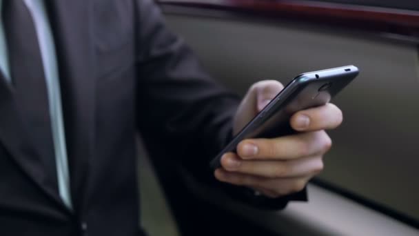 Homem Terno Mensagens Mail Seu Telefone Inteligente Enquanto Sentado Banco — Vídeo de Stock