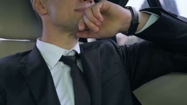Ung Man Kostym Oroande Viktigt Affärsmöte Sena Trafik — Stockvideo