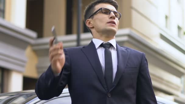 Bell Uomo Giacca Cravatta Con Una Telefonata Stressante Strada Domande — Video Stock