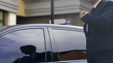 Takım elbiseli bir adam kendine güvenen iş hedef yeri, saati kontrol ulaşır