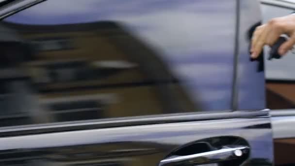 Autó Ajtót Záró Távirányító Vezérlőgombot Fiatal Üzletember Közelről — Stock videók