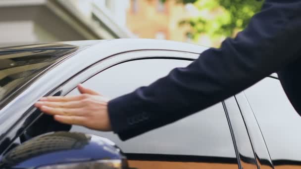 ドライバーの場所 豊かな人々 の生活に高級車に座っているスーツのビジネスマン — ストック動画