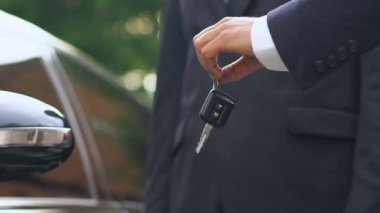 Adam anahtar lüks otomatik olarak satıcı salonda, test sürüşü aldığında, yakın çekim