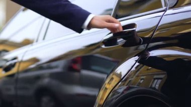 Arabaya, kişisel sürücü kapanış kapı Oto, elde zengin iş adamı VIP