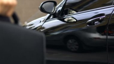 İş adamı ile pahalı siyah arabaya getting zengin şoför evrak çantası