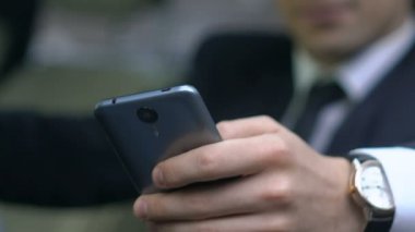 Smartphone kullanarak ve arabaya, başarı, otururken gülümseyen iş adamı yakın çekim