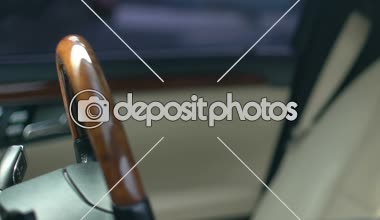 Direksiyon simidi, negatif duygular sorunları, delme takım elbiseli kızgın adam yakın çekim