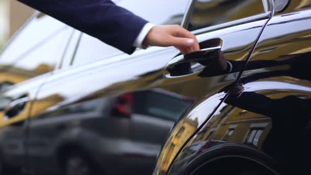 Rijke Zakenman Krijgen Auto Persoonlijke Stuurprogramma Sluiten Deur Van Auto — Stockvideo