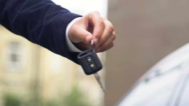Επιχειρηματίας Λαμβάνει Κλειδιά Πολυτελή Auto Από Έμπορο Δάνειο Αυτοκινήτων Αγορά — Αρχείο Βίντεο