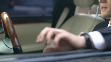 Gergin işadamı oturan araba ve öfkeyle delme direksiyon simidi, yakın çekim