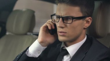 Genç işadamı uymak endişeyle telefon, arabadan atma